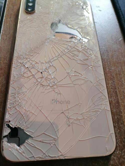 **DAMAGED IPHONE SX MAX*SCREEN CRACKED AND BACK,SCREEN FLASHES WHENPOWERED ON*SOLD AS IS**