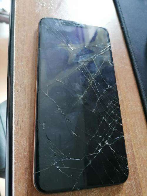 **DAMAGED IPHONE SX MAX*SCREEN CRACKED AND BACK,SCREEN FLASHES WHENPOWERED ON*SOLD AS IS**