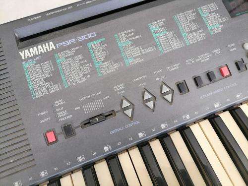 **AWESOME DEALS*PREOWNED YAMAHA PSR 300 ELECTRONIC KEYBOARD WITH MANY FUNCTION*POWER SUPPLY INCL**