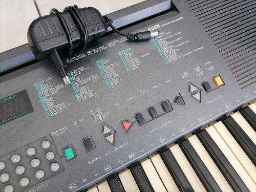 **AWESOME DEALS*PREOWNED YAMAHA PSR 300 ELECTRONIC KEYBOARD WITH MANY FUNCTION*POWER SUPPLY INCL**