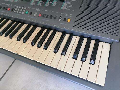 **AWESOME DEALS*PREOWNED YAMAHA PSR 300 ELECTRONIC KEYBOARD WITH MANY FUNCTION*POWER SUPPLY INCL**