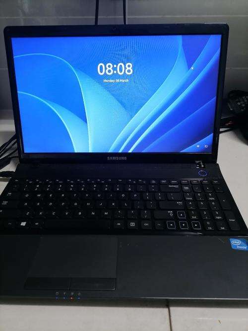 **SAMSUNG SERIES 3 300E LAPTOP, WINDOWS 11,1TB HDD,4GB RAM,INTEL CELERON,CHARGER INCL**