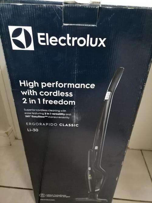 *EASTER SPECIAL**LIKE NEW ELECTROLUX ERGORAPIDO BATTERY VACUUM IN BOX WITH ATTACHMENTS*R3500