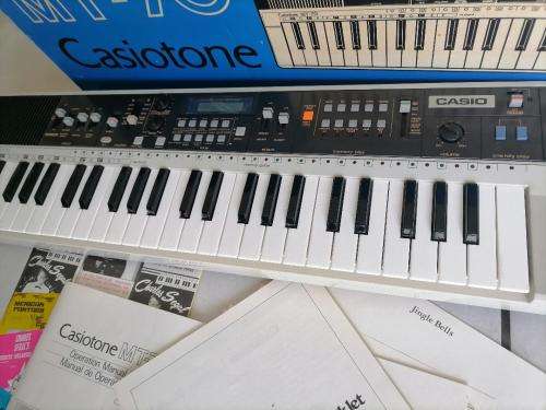 *EASTER SPECIAL**UNTESTED*CASIOTONE MT-70 ELECTRONIC KEYBOARD IN BOX WITH MANUALS*NO POWER CORD*