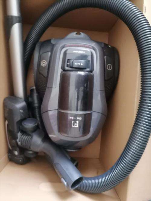*BIRTHDAY DEALS*R30 FREIGHT*ELECTROLUX PURE C9 VAC IN BOX,STARTS AND SHUTS OFF*R3000 NEW PRICE