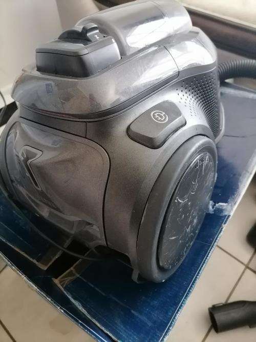 *BIRTHDAY DEALS*R30 FREIGHT*ELECTROLUX PURE C9 VAC IN BOX,STARTS AND SHUTS OFF*R3000 NEW PRICE