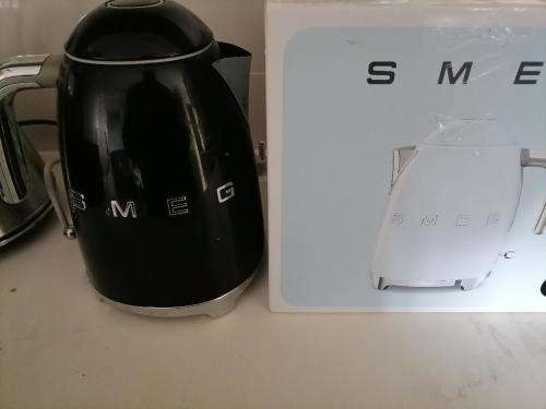*MONTH END DEALS*R30 FREGHT*SMEG KETTLE*ITEM IS USED*EXCELLENT CONDITION*PAINT PEELED ONE SIDE