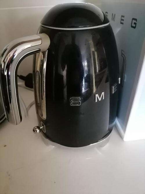 *MONTH END DEALS*R30 FREGHT*SMEG KETTLE*ITEM IS USED*EXCELLENT CONDITION*PAINT PEELED ONE SIDE
