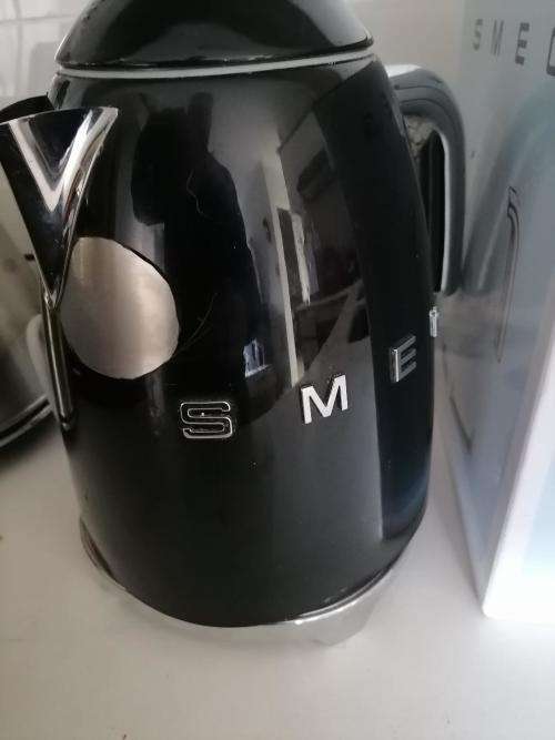 *MONTH END DEALS*R30 FREGHT*SMEG KETTLE*ITEM IS USED*EXCELLENT CONDITION*PAINT PEELED ONE SIDE