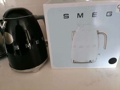 *MONTH END DEALS*R30 FREGHT*SMEG KETTLE*ITEM IS USED*EXCELLENT CONDITION*PAINT PEELED ONE SIDE