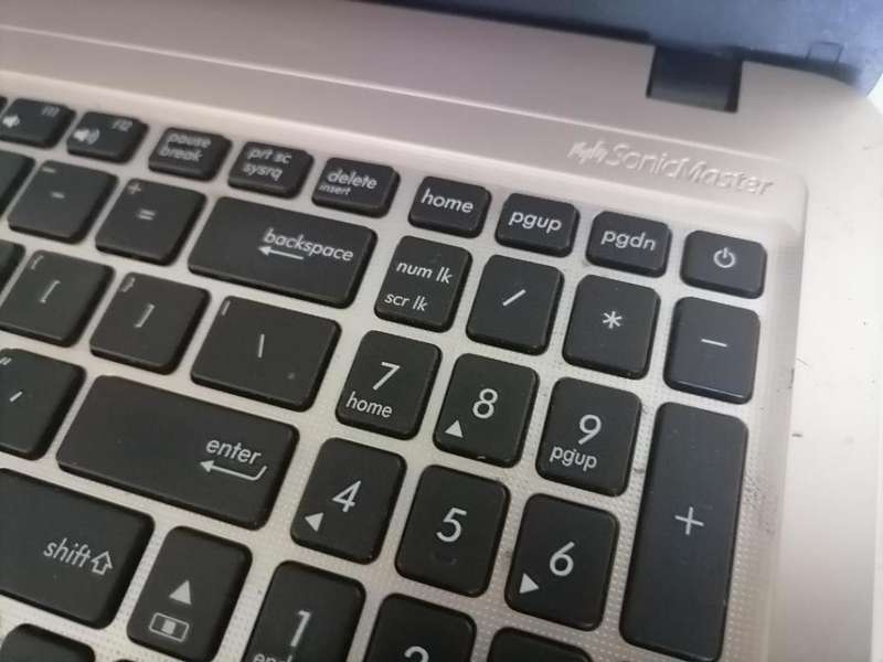 *FLASH FRIDAY SALE*R30 FREIGHT*ASUS VIVOBOOK AMD A4 LAPTOP, 8GB RAM,W10/OFFICE,CHARGER,BATTERY 100%