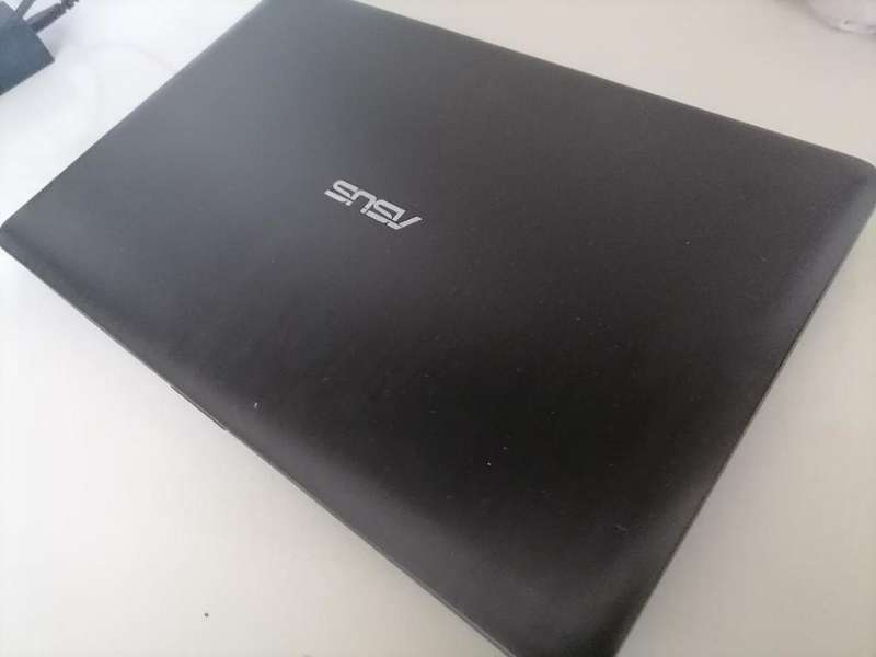 *FLASH FRIDAY SALE*R30 FREIGHT*ASUS VIVOBOOK AMD A4 LAPTOP, 8GB RAM,W10/OFFICE,CHARGER,BATTERY 100%
