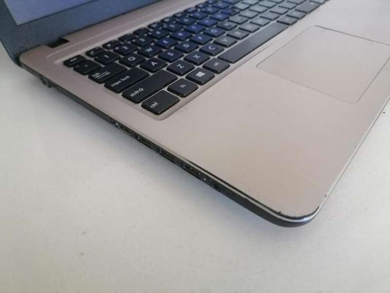 *FLASH FRIDAY SALE*R30 FREIGHT*ASUS VIVOBOOK AMD A4 LAPTOP, 8GB RAM,W10/OFFICE,CHARGER,BATTERY 100%