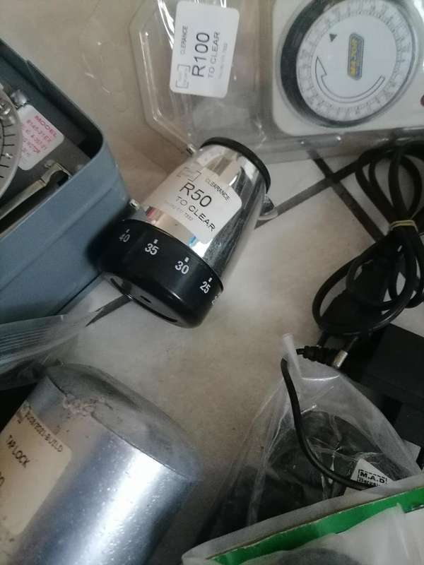 *SHOP CLOSURE*R30 FREIGHT*BULK LOT OF ELECTRONICS,GADGETS,LIGHTS,TIMERS ETC ETC**