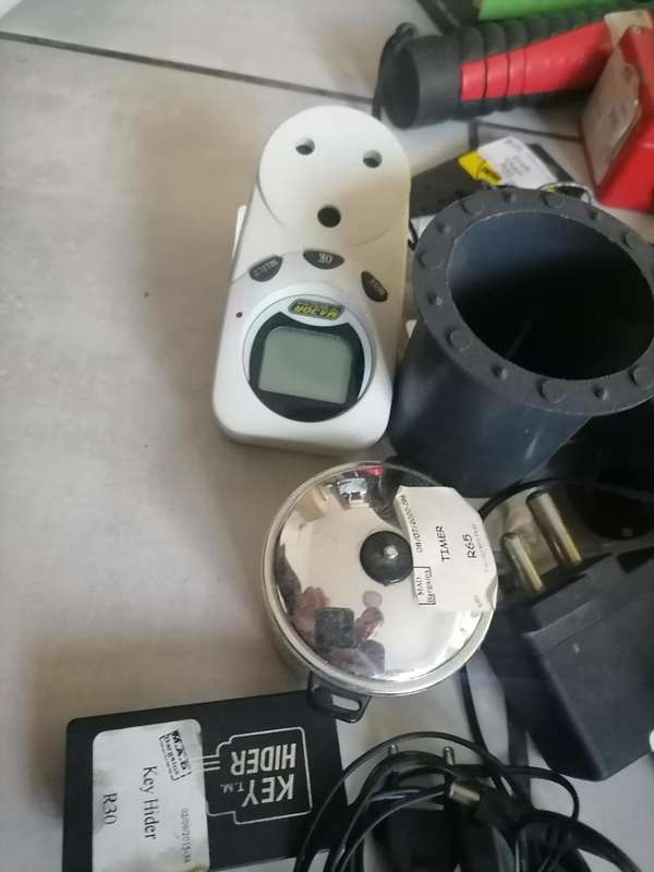 *SHOP CLOSURE*R30 FREIGHT*BULK LOT OF ELECTRONICS,GADGETS,LIGHTS,TIMERS ETC ETC**