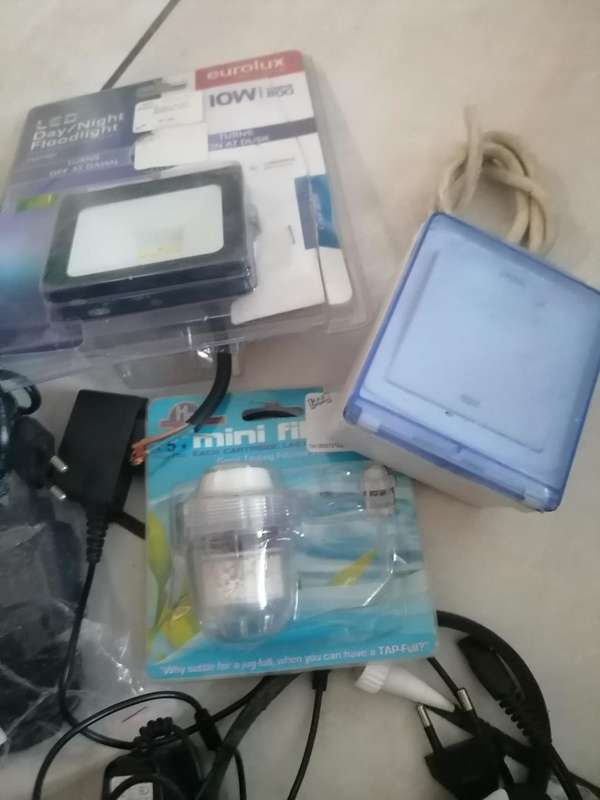 *SHOP CLOSURE*R30 FREIGHT*BULK LOT OF ELECTRONICS,GADGETS,LIGHTS,TIMERS ETC ETC**