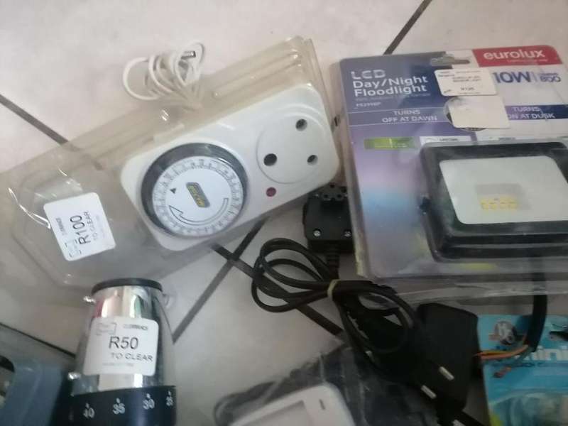 *SHOP CLOSURE*R30 FREIGHT*BULK LOT OF ELECTRONICS,GADGETS,LIGHTS,TIMERS ETC ETC**
