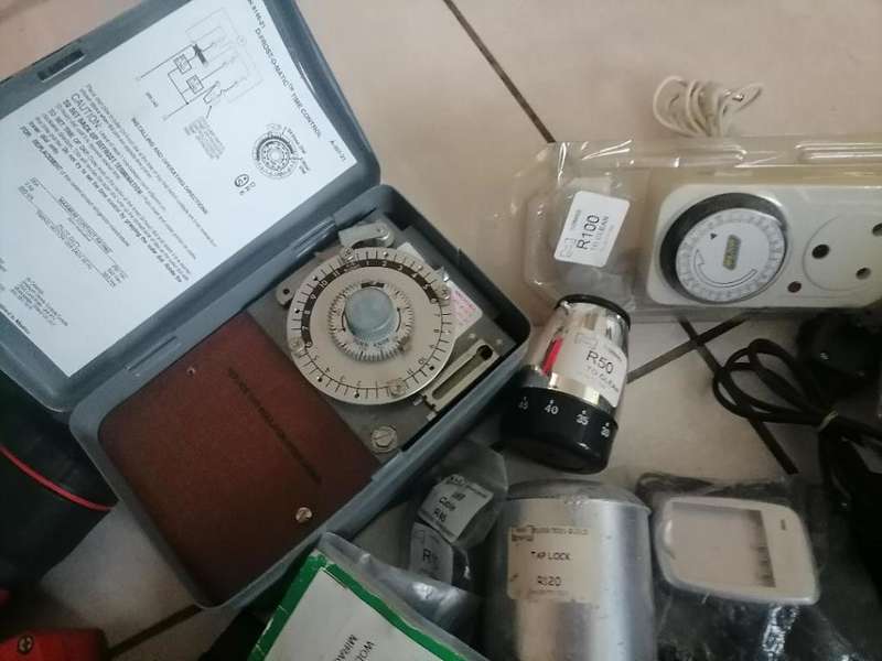 *SHOP CLOSURE*R30 FREIGHT*BULK LOT OF ELECTRONICS,GADGETS,LIGHTS,TIMERS ETC ETC**
