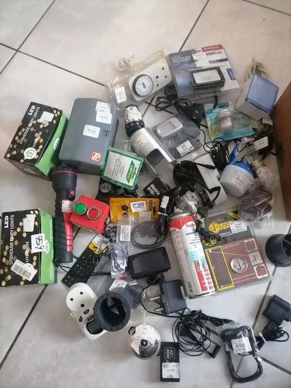 *SHOP CLOSURE*R30 FREIGHT*BULK LOT OF ELECTRONICS,GADGETS,LIGHTS,TIMERS ETC ETC**