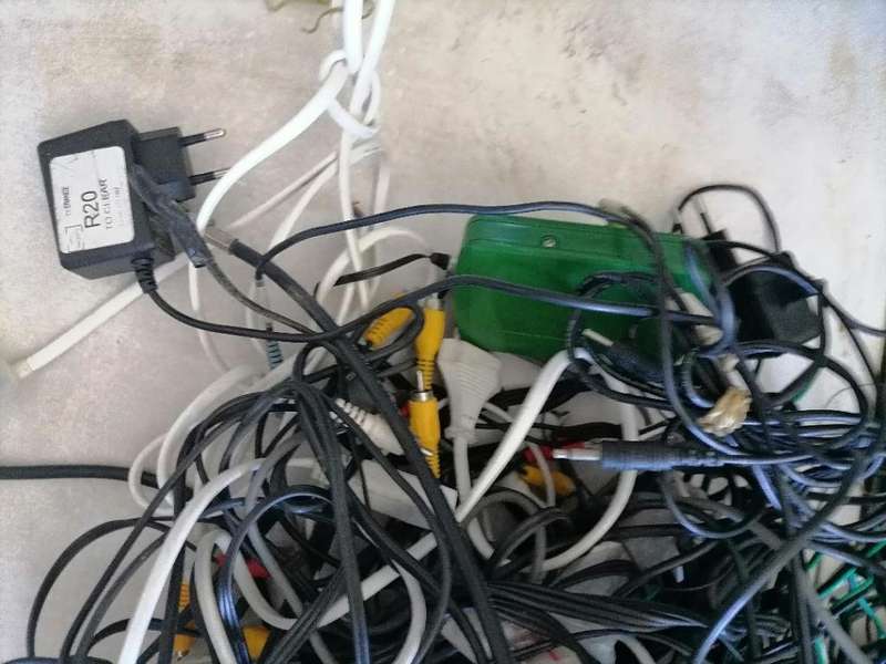 *SHOP CLOSURE*R30 FREIGHT*BULK LOT OF ELECTRONICS**CABLES.PLUGS,PC STUFF,REMOTES ETC ETC