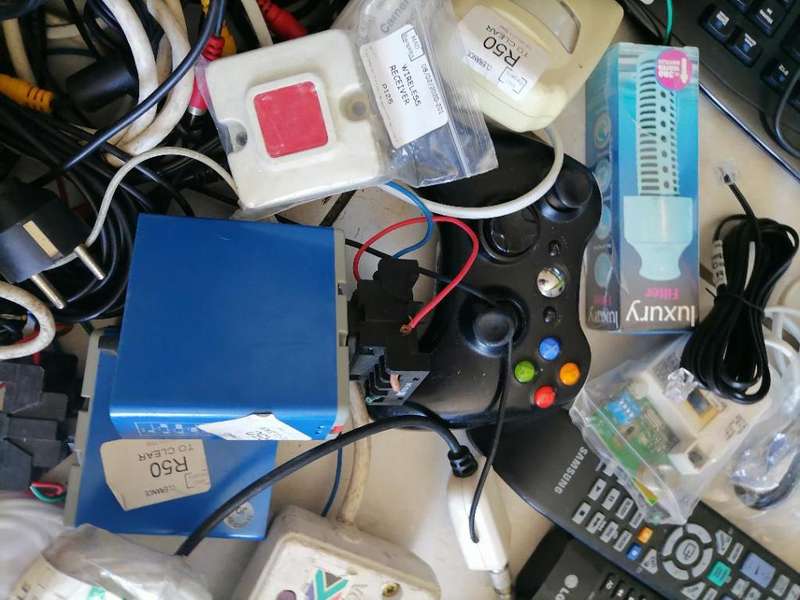 *SHOP CLOSURE*R30 FREIGHT*BULK LOT OF ELECTRONICS**CABLES.PLUGS,PC STUFF,REMOTES ETC ETC