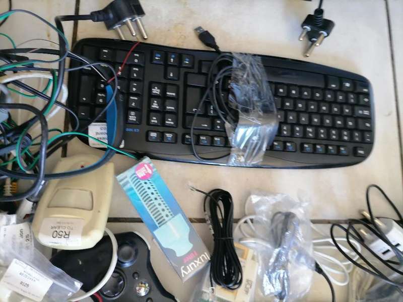 *SHOP CLOSURE*R30 FREIGHT*BULK LOT OF ELECTRONICS**CABLES.PLUGS,PC STUFF,REMOTES ETC ETC