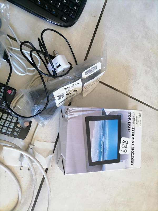 *SHOP CLOSURE*R30 FREIGHT*BULK LOT OF ELECTRONICS**CABLES.PLUGS,PC STUFF,REMOTES ETC ETC
