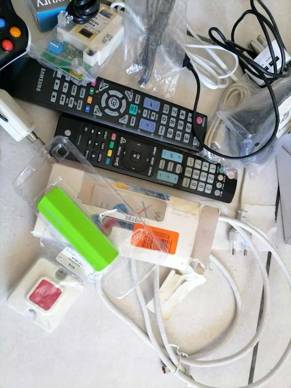 *SHOP CLOSURE*R30 FREIGHT*BULK LOT OF ELECTRONICS**CABLES.PLUGS,PC STUFF,REMOTES ETC ETC