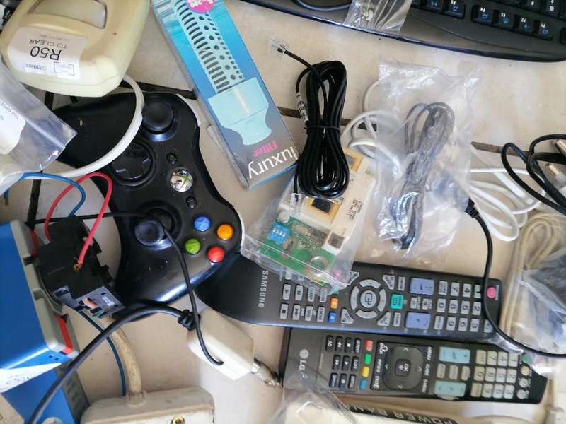 *SHOP CLOSURE*R30 FREIGHT*BULK LOT OF ELECTRONICS**CABLES.PLUGS,PC STUFF,REMOTES ETC ETC