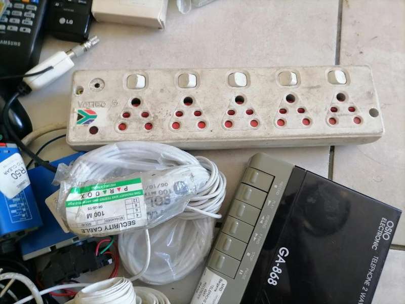 *SHOP CLOSURE*R30 FREIGHT*BULK LOT OF ELECTRONICS**CABLES.PLUGS,PC STUFF,REMOTES ETC ETC