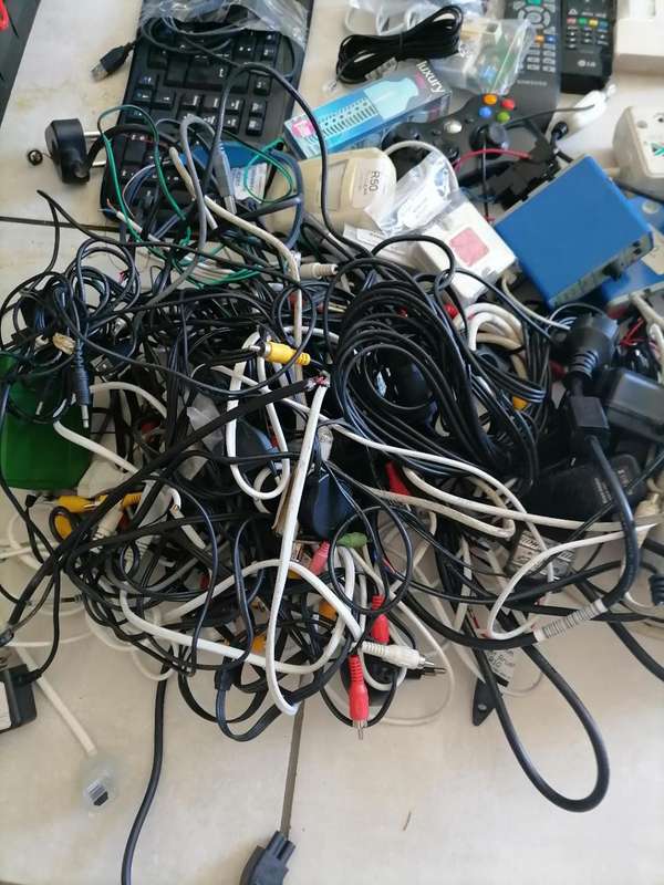 *SHOP CLOSURE*R30 FREIGHT*BULK LOT OF ELECTRONICS**CABLES.PLUGS,PC STUFF,REMOTES ETC ETC
