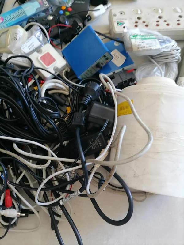 *SHOP CLOSURE*R30 FREIGHT*BULK LOT OF ELECTRONICS**CABLES.PLUGS,PC STUFF,REMOTES ETC ETC