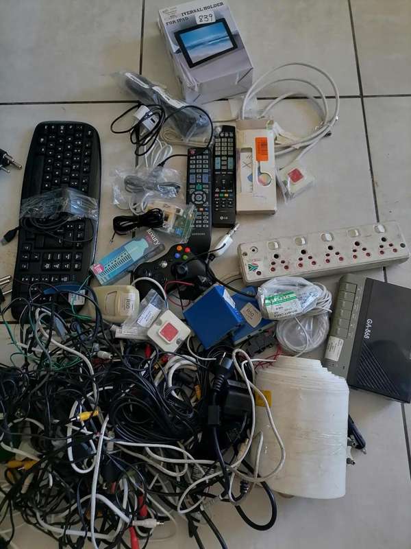 *SHOP CLOSURE*R30 FREIGHT*BULK LOT OF ELECTRONICS**CABLES.PLUGS,PC STUFF,REMOTES ETC ETC