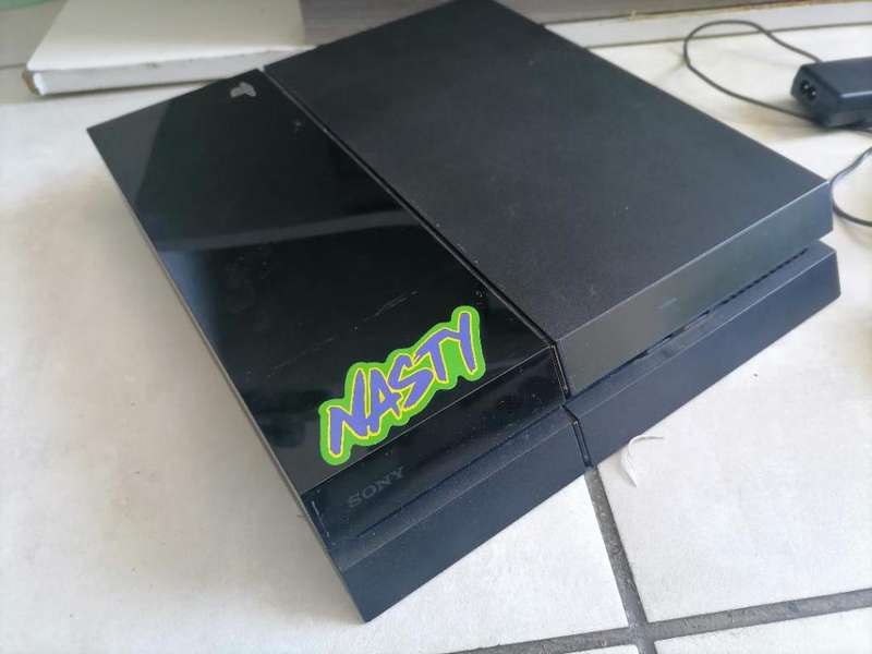 *AWESOME DEAL*R30 FREIGHT*AWESOME UNIT*SONY PS4 SLIM WITH 2 CONTROLLS/DOC STATION GAMES ETC**