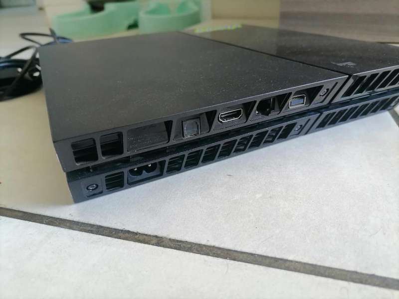 *AWESOME DEAL*R30 FREIGHT*AWESOME UNIT*SONY PS4 SLIM WITH 2 CONTROLLS/DOC STATION GAMES ETC**