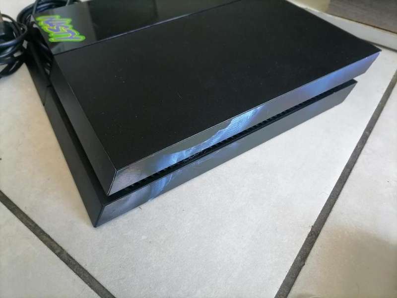 *AWESOME DEAL*R30 FREIGHT*AWESOME UNIT*SONY PS4 SLIM WITH 2 CONTROLLS/DOC STATION GAMES ETC**