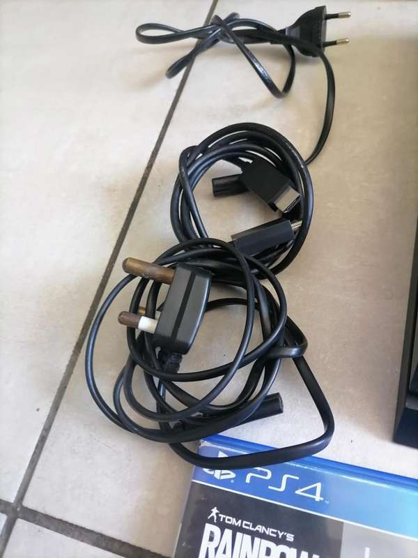 *AWESOME DEAL*R30 FREIGHT*AWESOME UNIT*SONY PS4 SLIM WITH 2 CONTROLLS/DOC STATION GAMES ETC**