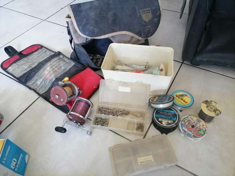 *SHOP CLOSURE*R30 FREIGHT*BULK LOT OF FISHING EQUIPMENT*2 X PENN 500 REELS,BAGS,LURES,HOOKS,SINKERS*