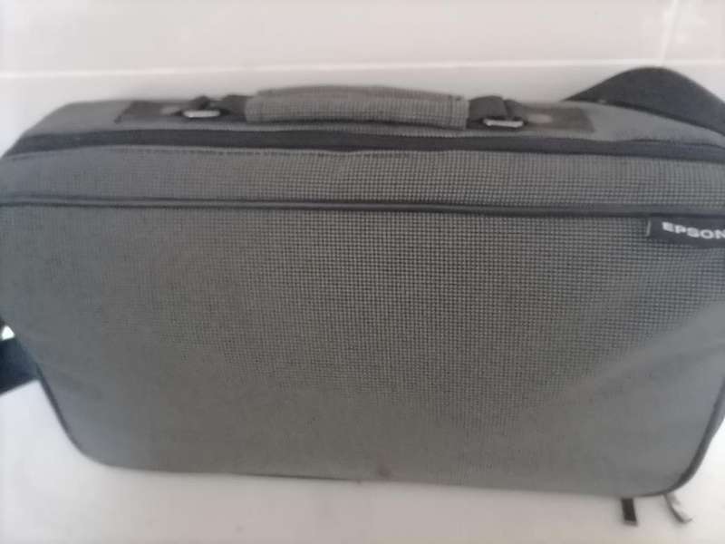 **BOKKE DAY DEALS**R30 FREIGHT**EPSON LCD PROJECTOR EMP-740 IN CARRY BAG*TOP QULAIRT*R8000 NEW