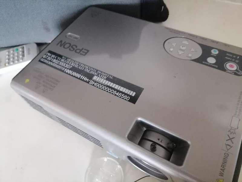 **BOKKE DAY DEALS**R30 FREIGHT**EPSON LCD PROJECTOR EMP-740 IN CARRY BAG*TOP QULAIRT*R8000 NEW