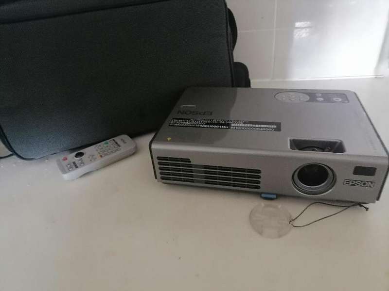 **BOKKE DAY DEALS**R30 FREIGHT**EPSON LCD PROJECTOR EMP-740 IN CARRY BAG*TOP QULAIRT*R8000 NEW