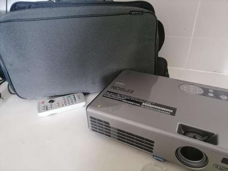 **BOKKE DAY DEALS**R30 FREIGHT**EPSON LCD PROJECTOR EMP-740 IN CARRY BAG*TOP QULAIRT*R8000 NEW