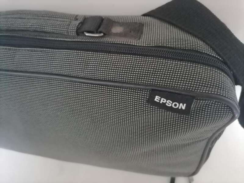 **BOKKE DAY DEALS**R30 FREIGHT**EPSON LCD PROJECTOR EMP-740 IN CARRY BAG*TOP QULAIRT*R8000 NEW