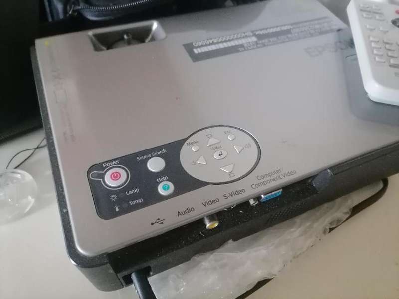 **BOKKE DAY DEALS**R30 FREIGHT**EPSON LCD PROJECTOR EMP-740 IN CARRY BAG*TOP QULAIRT*R8000 NEW