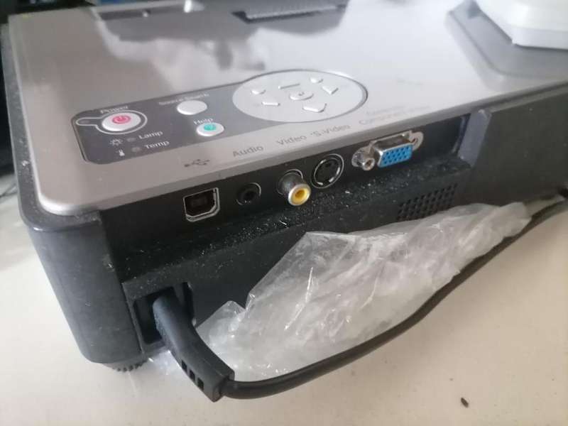 **BOKKE DAY DEALS**R30 FREIGHT**EPSON LCD PROJECTOR EMP-740 IN CARRY BAG*TOP QULAIRT*R8000 NEW