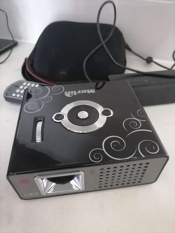 CHRISTMAS DEALS*R30 FREIGHT*MERLIN PRO P MINI LED PROJECTOR +REMOTE*TOP QUALITY OVER R10 000 NEW**