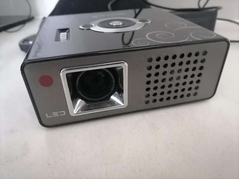 CHRISTMAS DEALS*R30 FREIGHT*MERLIN PRO P MINI LED PROJECTOR +REMOTE*TOP QUALITY OVER R10 000 NEW**