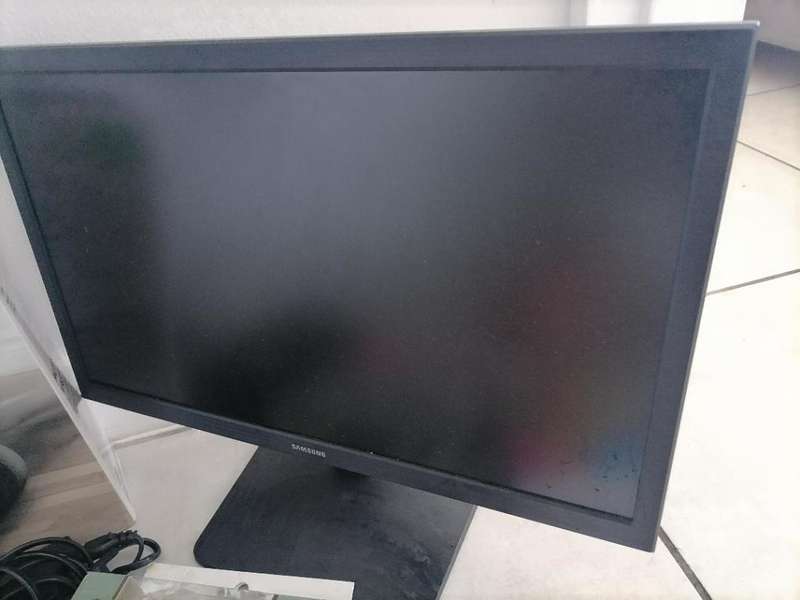 *BULK LOT OF ELECTRONIICS*30 FREIGHT**NEW SPORTS CAM,WORKING SAMSUNG SCREEN,HEXA VAC,BT HEADSET*