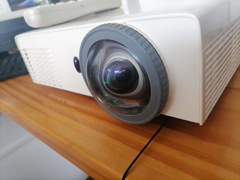 *BARGAIN BUY*DELL S320 SHORT THROW DLP PROJECTOR,3000 LUMENS*R9000 VALUE -GRAB IT@R1299!!!!!