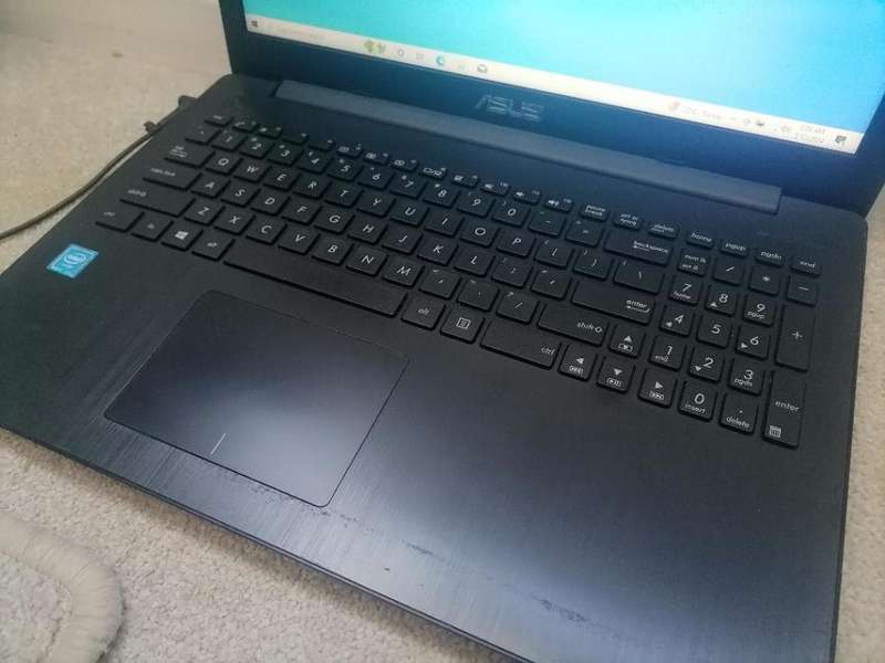 ASUS X553M LAPTOP*8GB RAM,750GB HDD,WINDOWS 10, CHARGER